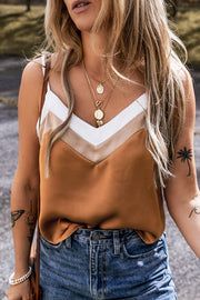 Camiseta sin mangas con tirantes finos y diseño en color caqui Chevron