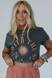 Camiseta con gráfico de moda occidental RISE WITH THE SUN en gris oscuro