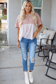 Top de manga corta con estampado floral de gofre rosa y detalle de costuras expuestas