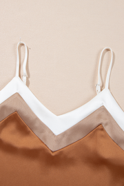 Camiseta sin mangas con tirantes finos y diseño en color caqui Chevron