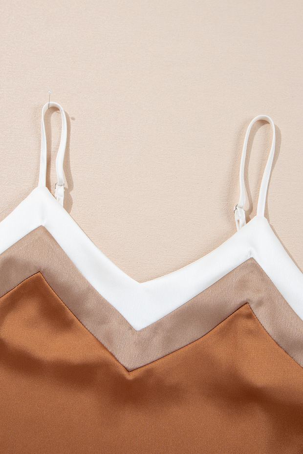 Camiseta sin mangas con tirantes finos y diseño en color caqui Chevron